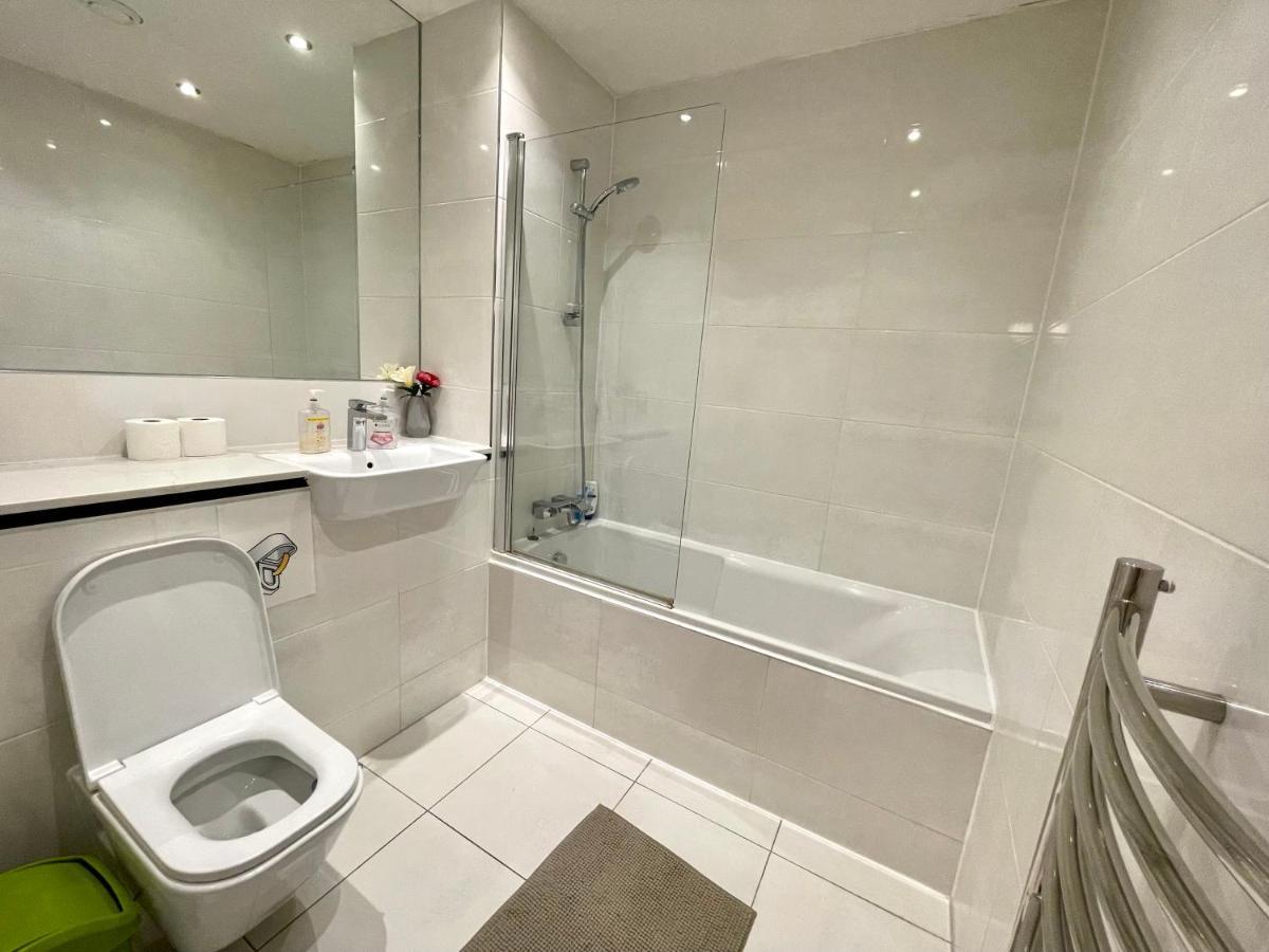 London Stratford Luxury House, 5 Minutes Walk Station, Westfield, 3 Bedrooms 3 Bathrooms, Reception, Garden, Parking Экстерьер фото