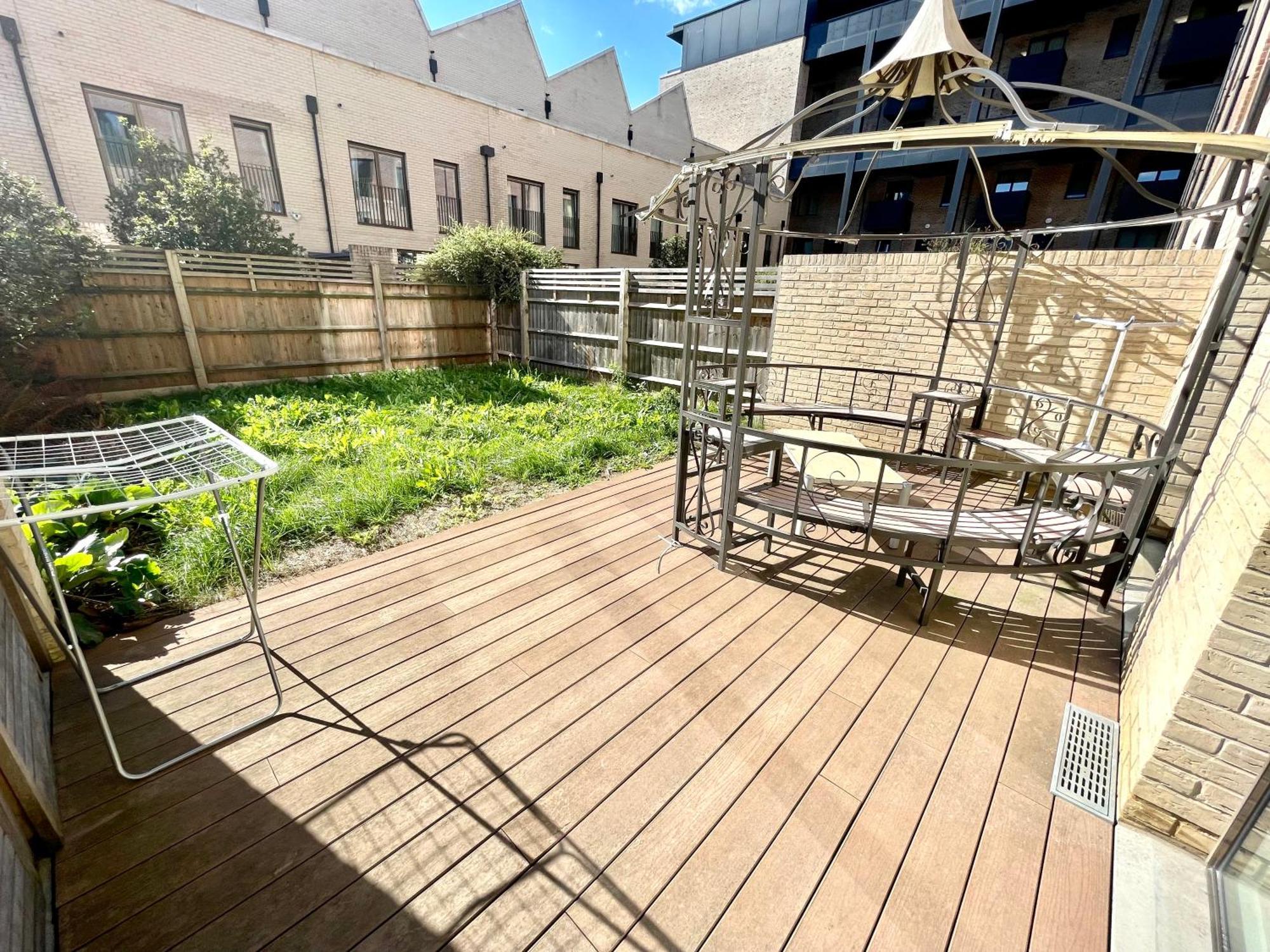 London Stratford Luxury House, 5 Minutes Walk Station, Westfield, 3 Bedrooms 3 Bathrooms, Reception, Garden, Parking Экстерьер фото