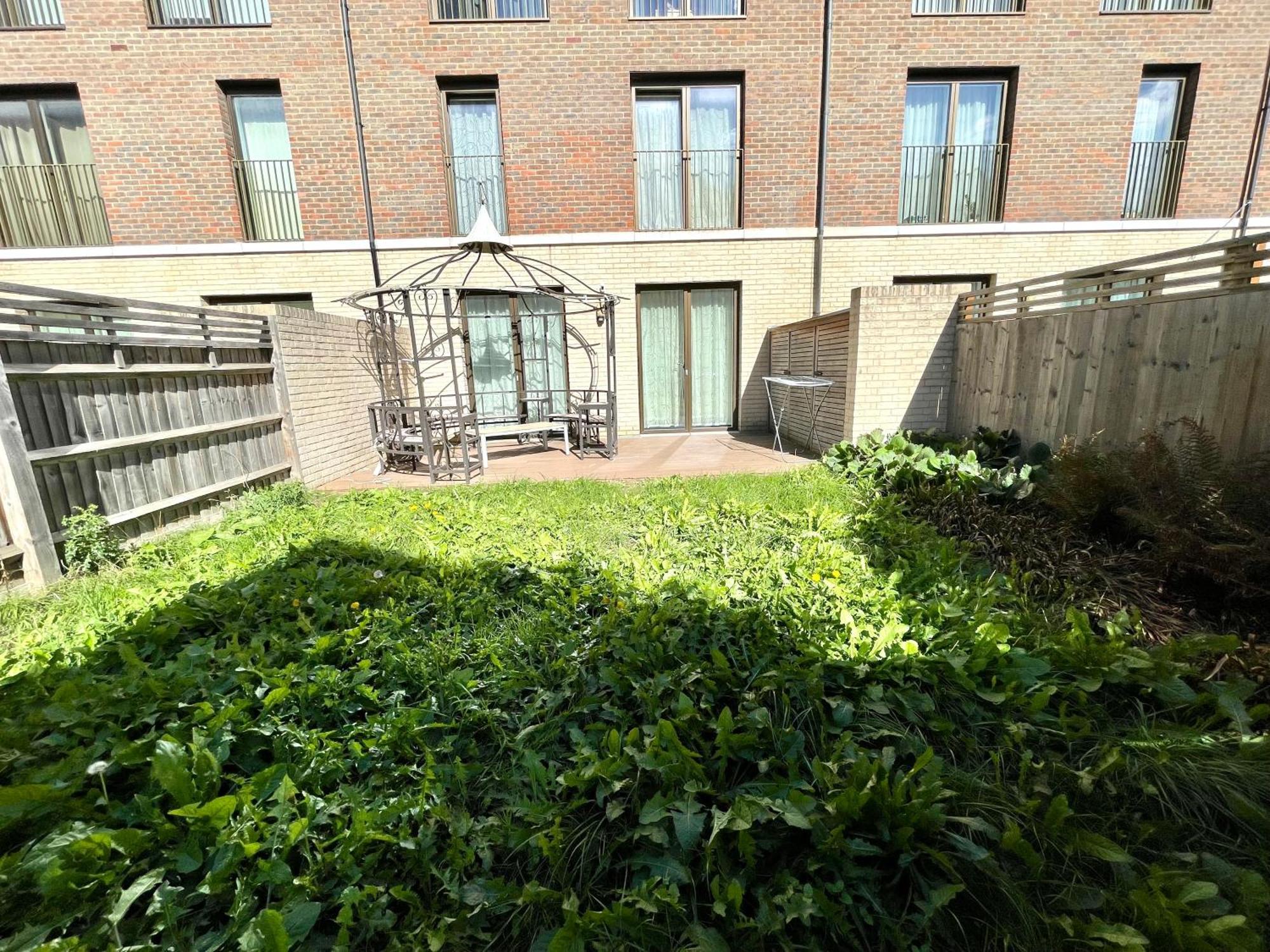 London Stratford Luxury House, 5 Minutes Walk Station, Westfield, 3 Bedrooms 3 Bathrooms, Reception, Garden, Parking Экстерьер фото